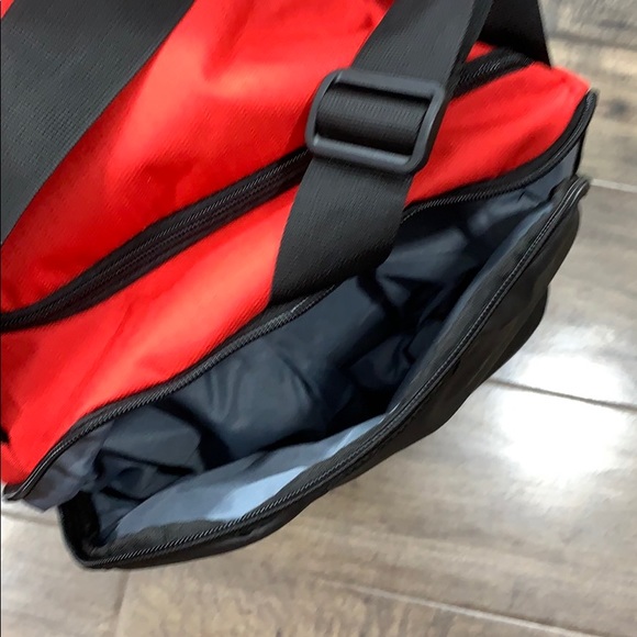 Training Duffel Bag (Small)
Nike Brasilia - Picture 8 of 16